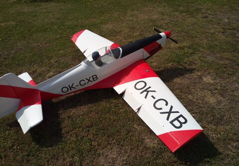 Zlín 526 — křídlo a povrchová úprava